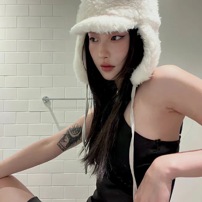 戴脚镣的女孩