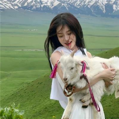 玻璃橱窗中的姑娘